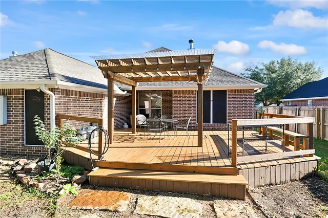 a view of a house with backyard and porch