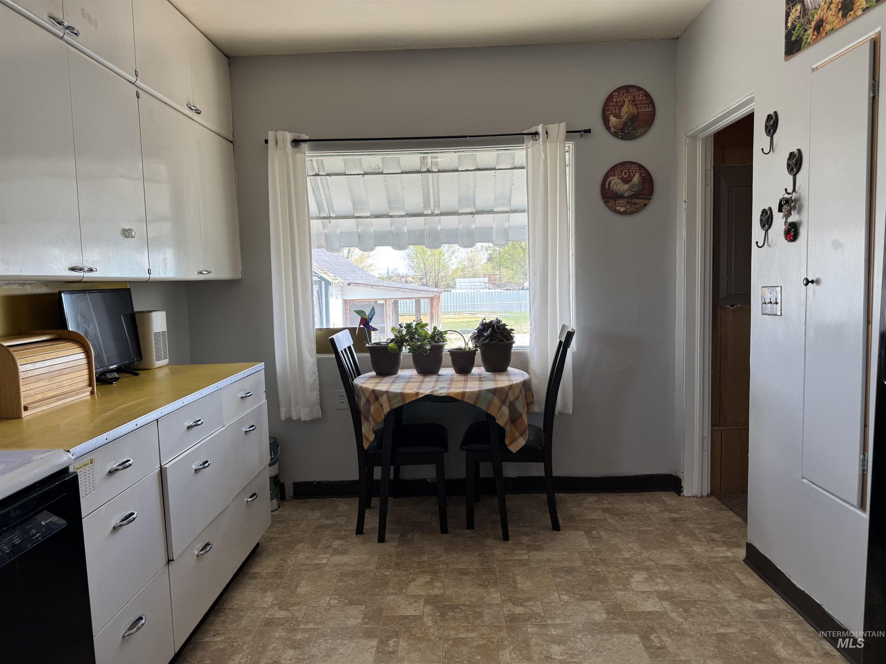 1698 Highway 46 Gooding, ID 83330 - Photo 9 of 33