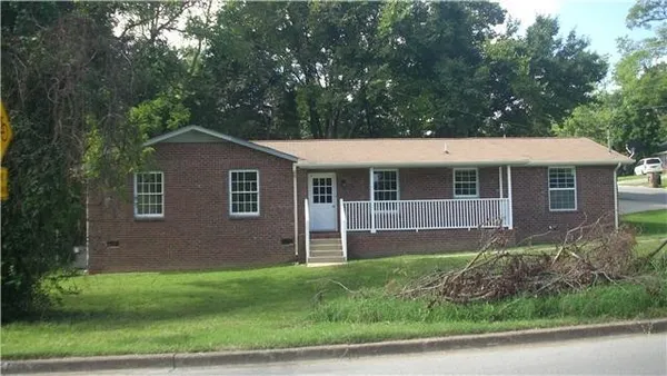 a view of front of a house with a yard