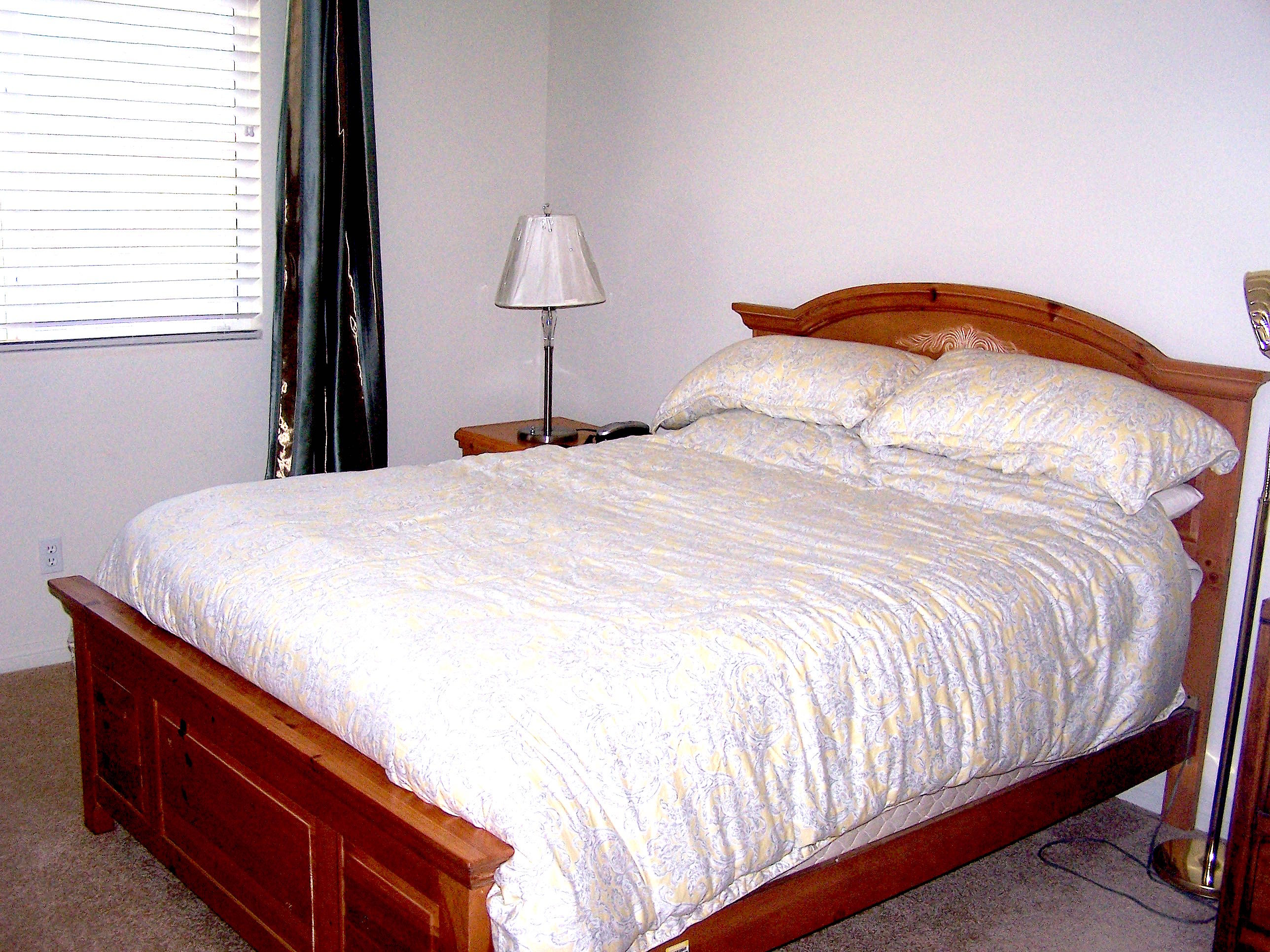 41713 Retsina Street Palmdale, CA 93551 - Photo 10 of 20 a bedroom with a bed and a lamp