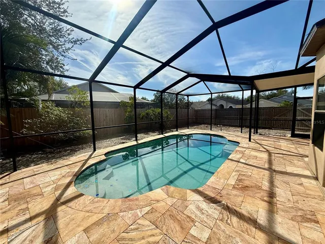 a view of a backyard