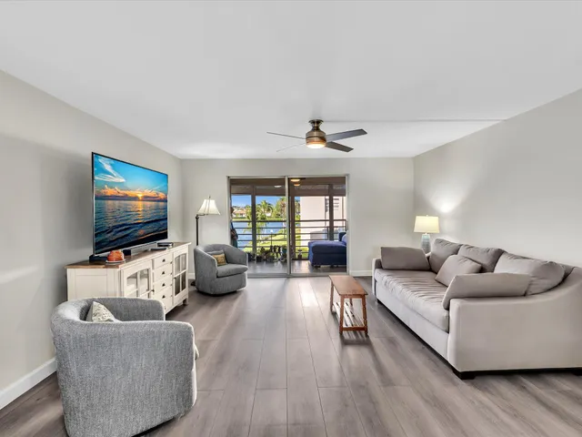 $270,000 | 321 Southeast 3rd Street, Unit 208, Dania, FL 33004