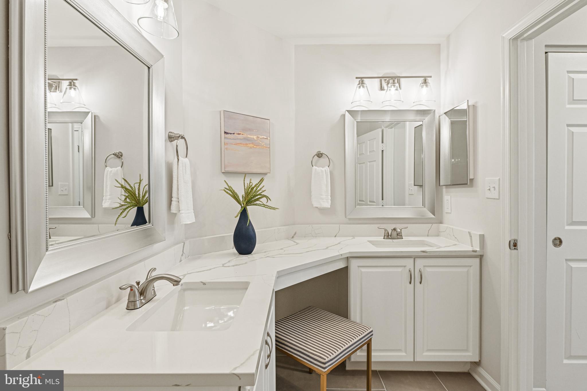 11400 Windleaf Court, Unit 41 Reston, VA 20194 - Photo 20 of 31 Dual vanities w/Quartz counter, Primary full bath