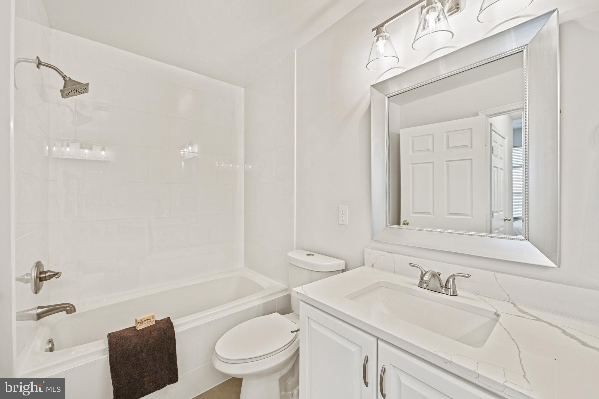 11400 Windleaf Court, Unit 41 Reston, VA 20194 - Photo 21 of 31 Shower/tub combo with new tile, Primary full bath