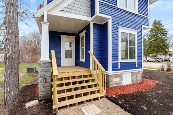 $239,900 | 125 East Delaware Street, Decatur, MI 49045