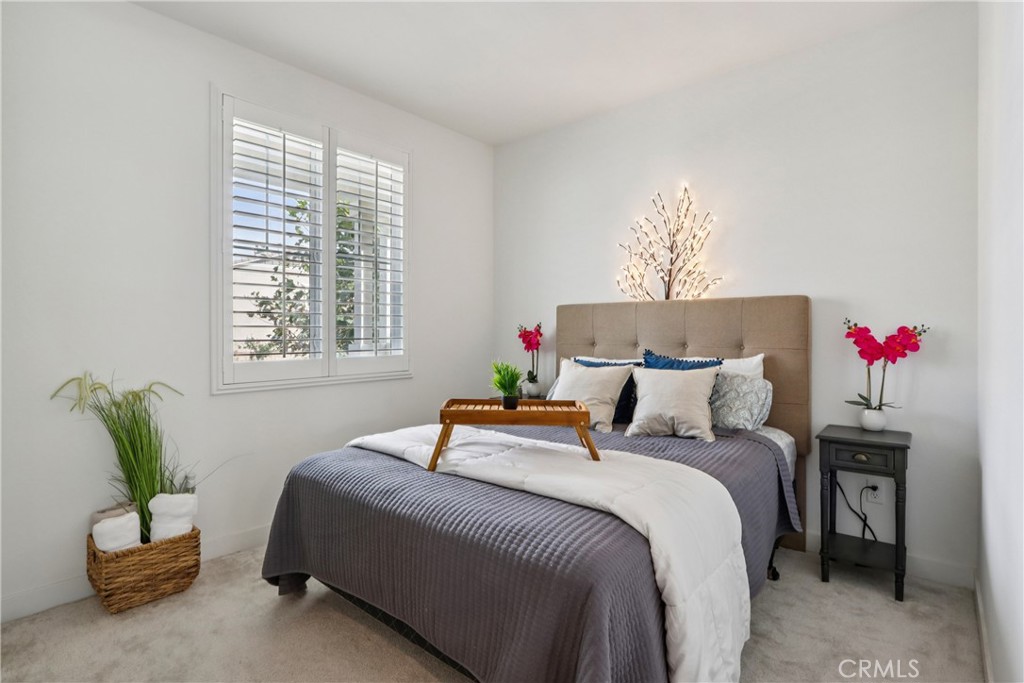 2464 Yellowstone Way Rialto, CA 92377 - Photo 20 of 75 a bedroom with bed and a couch