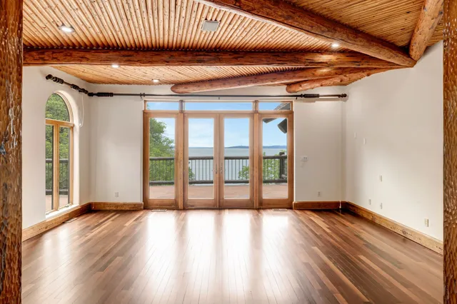 a view of an entryway with a livingroom