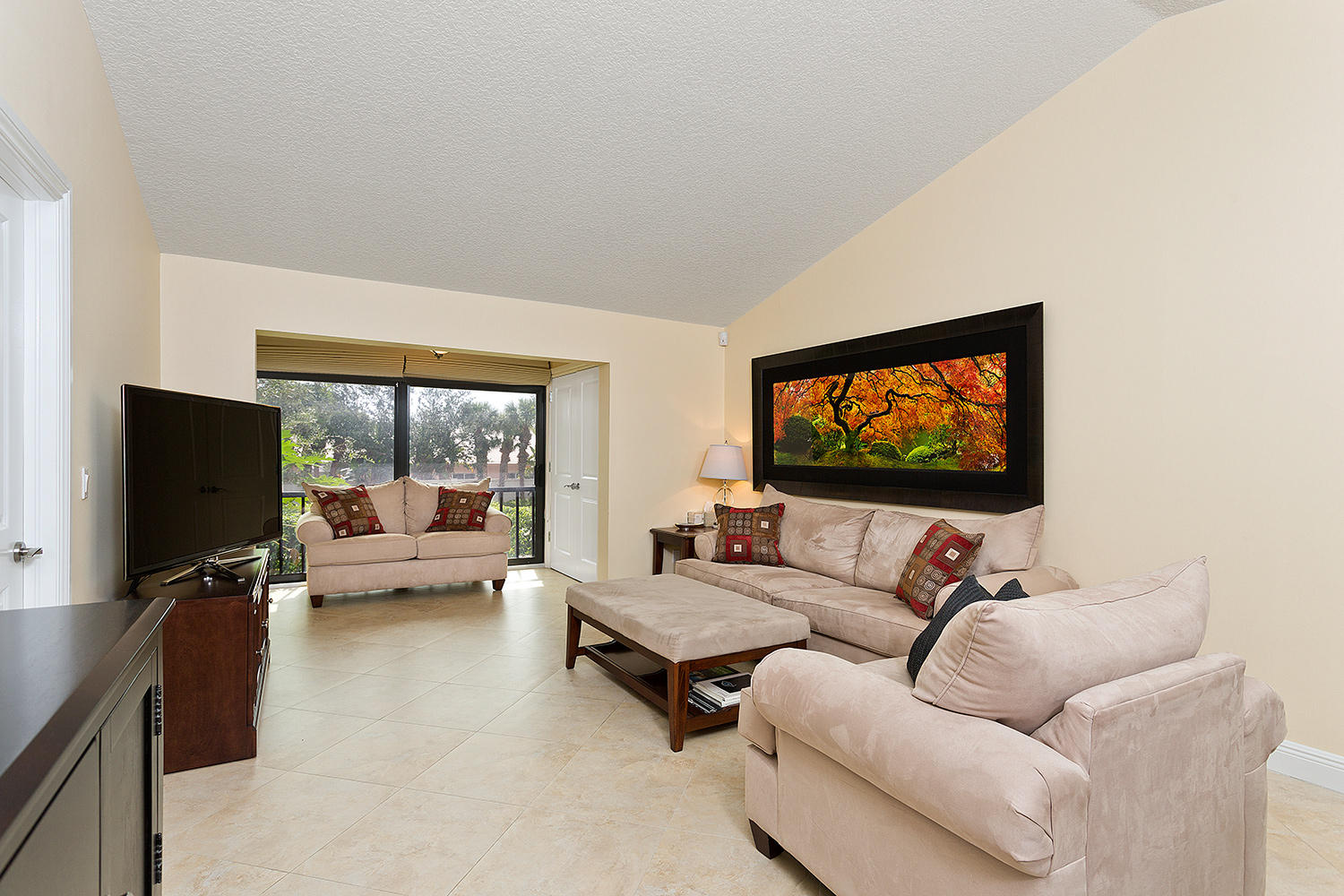 5200 East Club Circle, Unit 2040 Boca Raton, FL 33487 - Photo 12 of 24 10_Livingroom