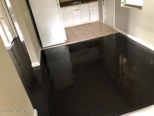 5612 Vernon Road Jacksonville, FL 32209 - Photo 5 of 7 a close view of walk in closet