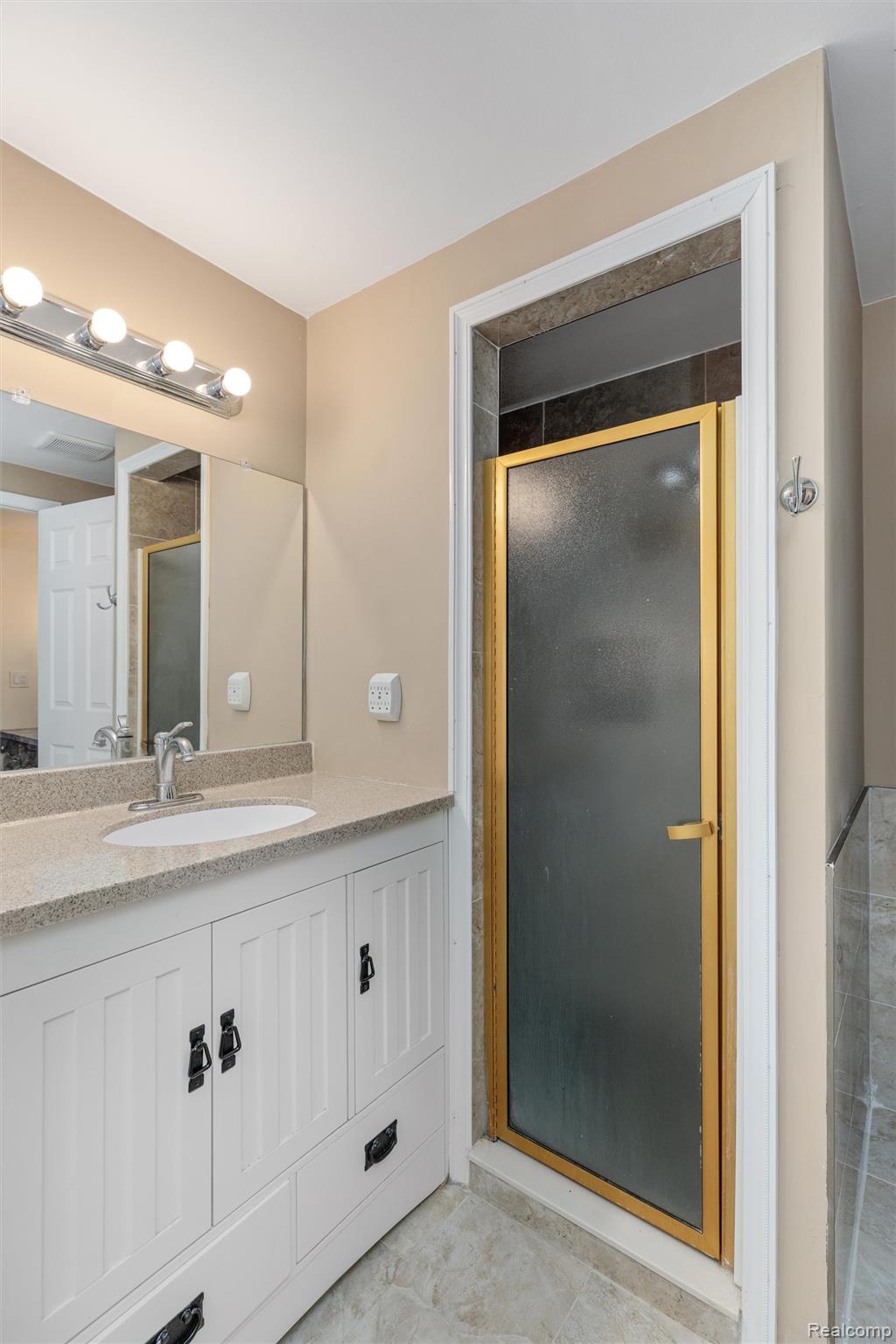 450 Timberline Drive Rochester, MI 48309 - Photo 49 of 60 37-450 Timberline Dr 0035.jpg