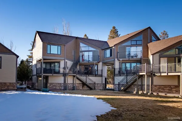 a street view of residential houses