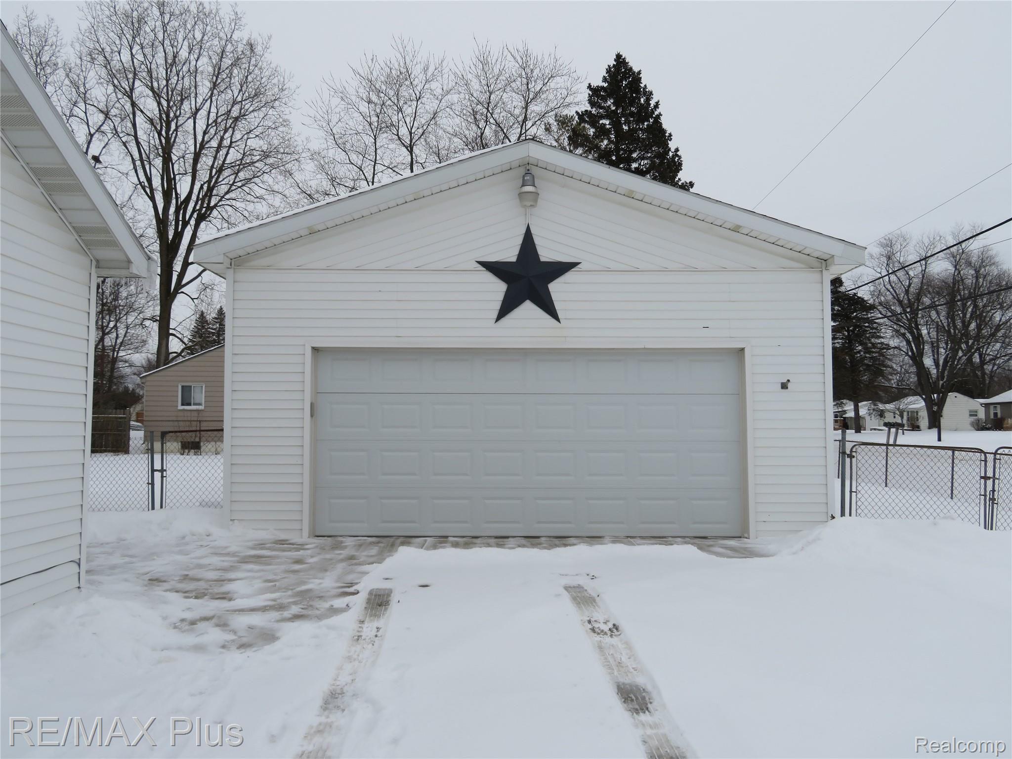 2019 Belsay Road Burton, MI 48519 - Photo 21 of 22 IMG_3212.JPG