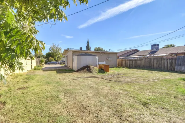 a view of a backyard