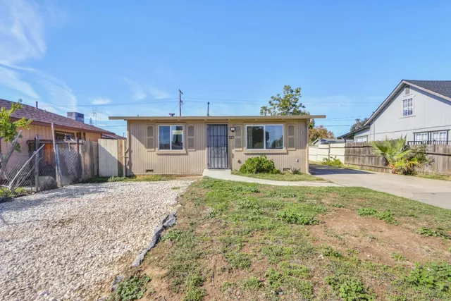 a view of a house with backyard and porch
