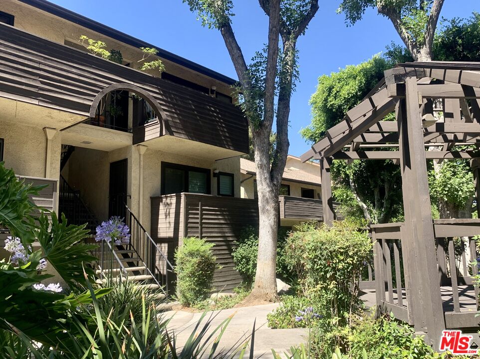 7312 Corbin Avenue, Unit M Reseda, CA 91335 - Photo 14 of 18 a view of a house with potted plants