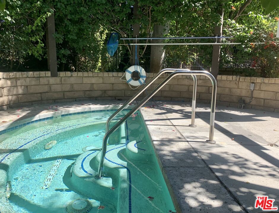 7312 Corbin Avenue, Unit M Reseda, CA 91335 - Photo 16 of 18 a view of a backyard