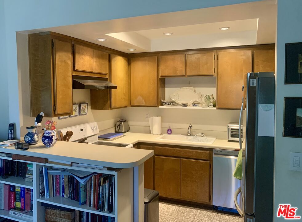 7312 Corbin Avenue, Unit M Reseda, CA 91335 - Photo 4 of 18 a bathroom with a sink and a mirror