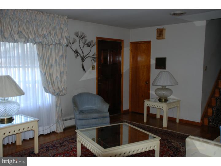 8759 Ashton Road Philadelphia, PA 19136 - Photo 12 of 24 Living Room