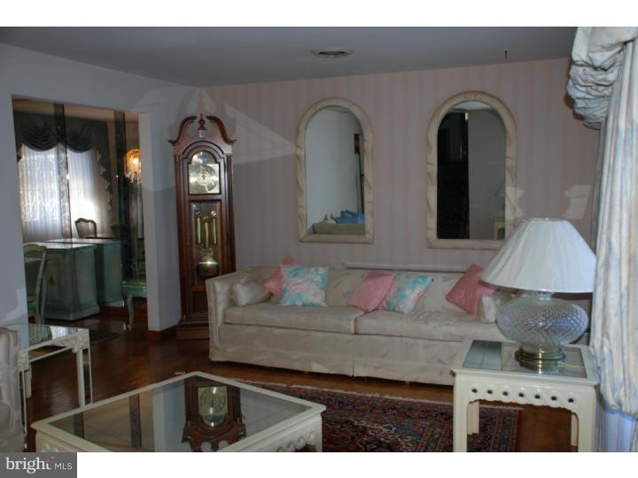 8759 Ashton Road Philadelphia, PA 19136 - Photo 13 of 24 Living Room