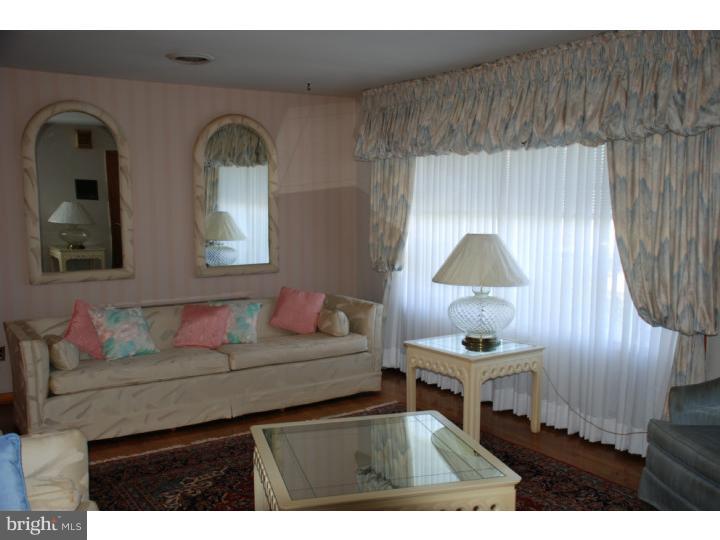 8759 Ashton Road Philadelphia, PA 19136 - Photo 14 of 24 Living Room