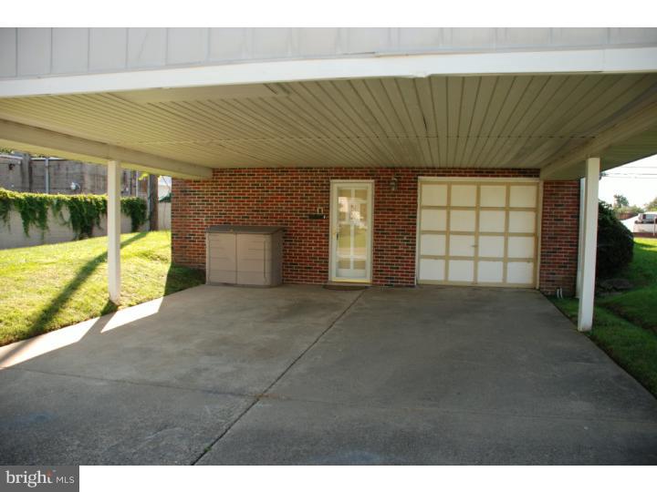 8759 Ashton Road Philadelphia, PA 19136 - Photo 7 of 24 Driveway
