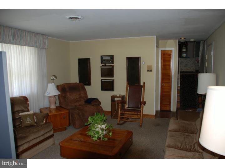 8759 Ashton Road Philadelphia, PA 19136 - Photo 8 of 24 Family Room