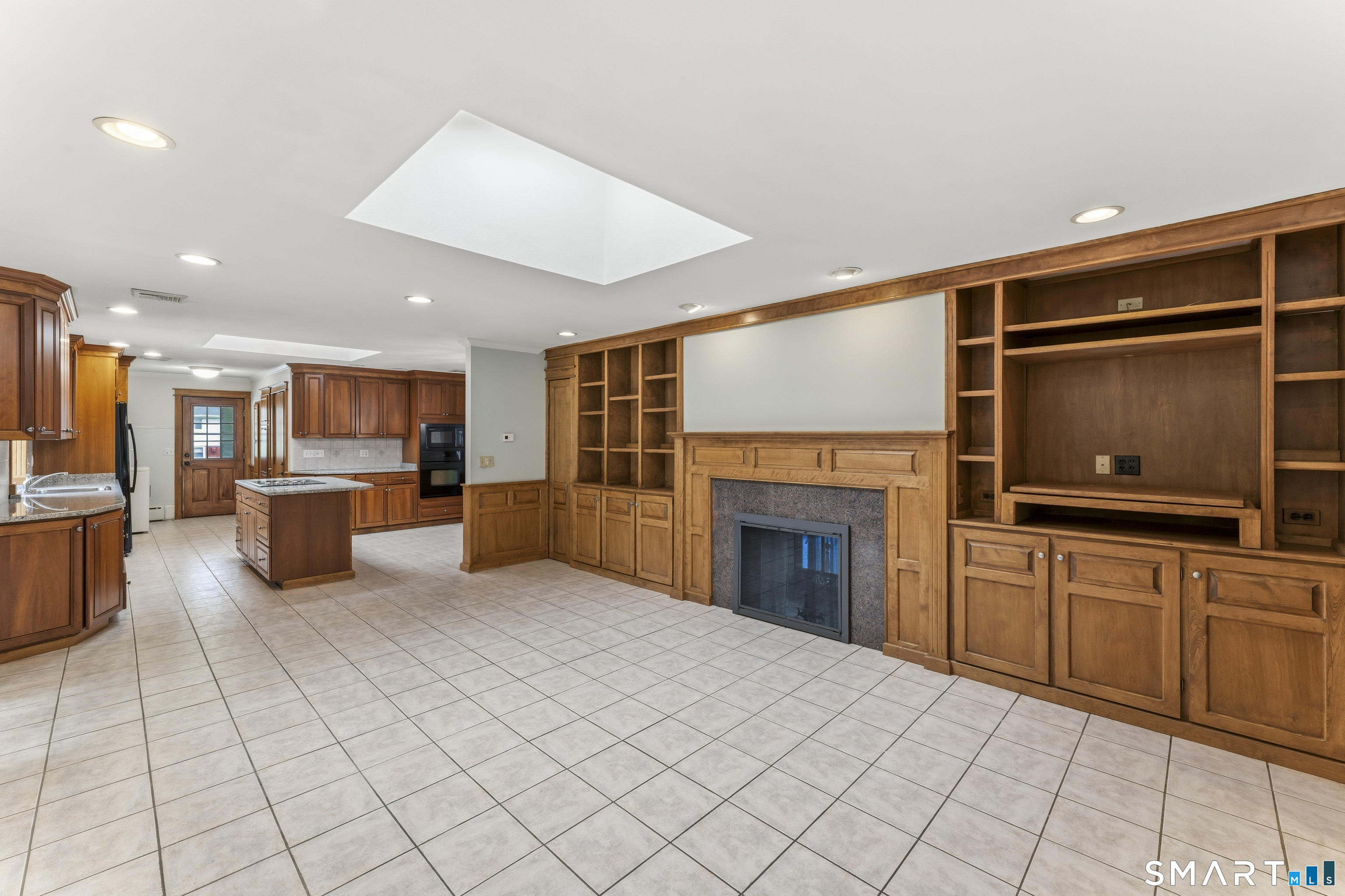 883 Saw Mill Road West Haven, CT 06516 - Photo 18 of 38