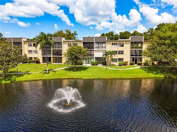 $189,900 | 14130 Rosemary Lane, Unit 3215, Largo, FL 33774