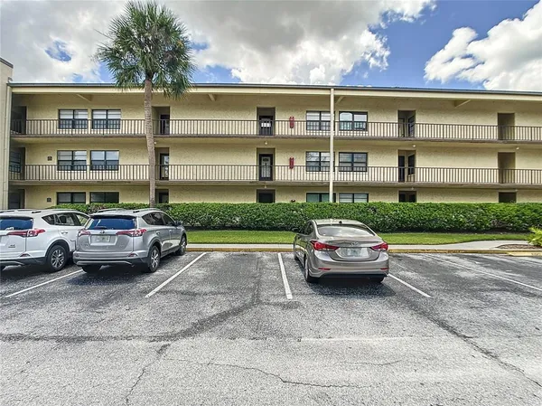 $189,900 | 14130 Rosemary Lane, Unit 3215, Largo, FL 33774