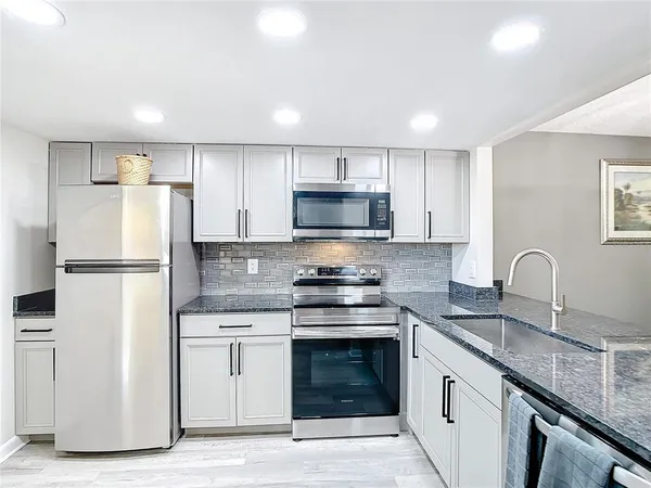 $189,900 | 14130 Rosemary Lane, Unit 3215, Largo, FL 33774