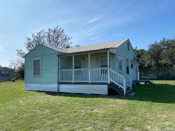 $800 | 321 Duck Street, Pleasanton, TX 78064