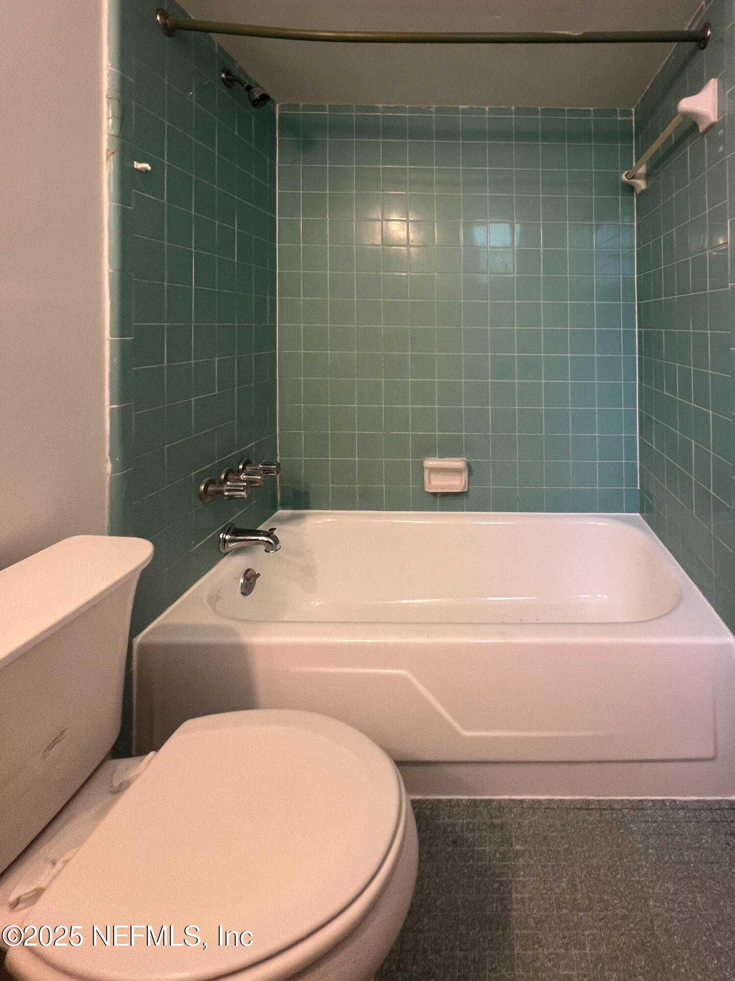 2960 Remington Street, Unit 2 Jacksonville, FL 32205 - Photo 13 of 14 a bathroom with a sink and bathtub