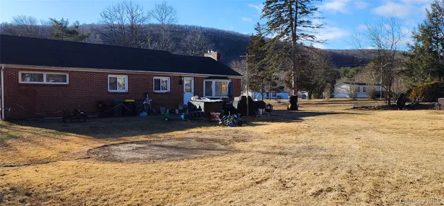 a view of a house with a yard