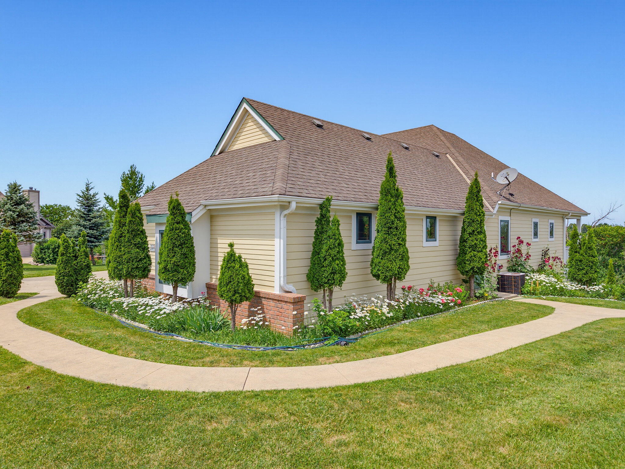 W225N3524 Wethersfield Road Pewaukee, WI 53072 - Photo 4 of 47 3-web-or-mls-w225n3524-wethersfield-rd