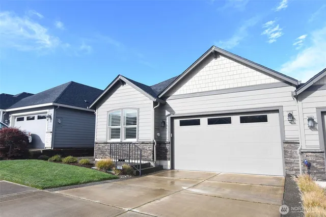 a view of backyard of the house