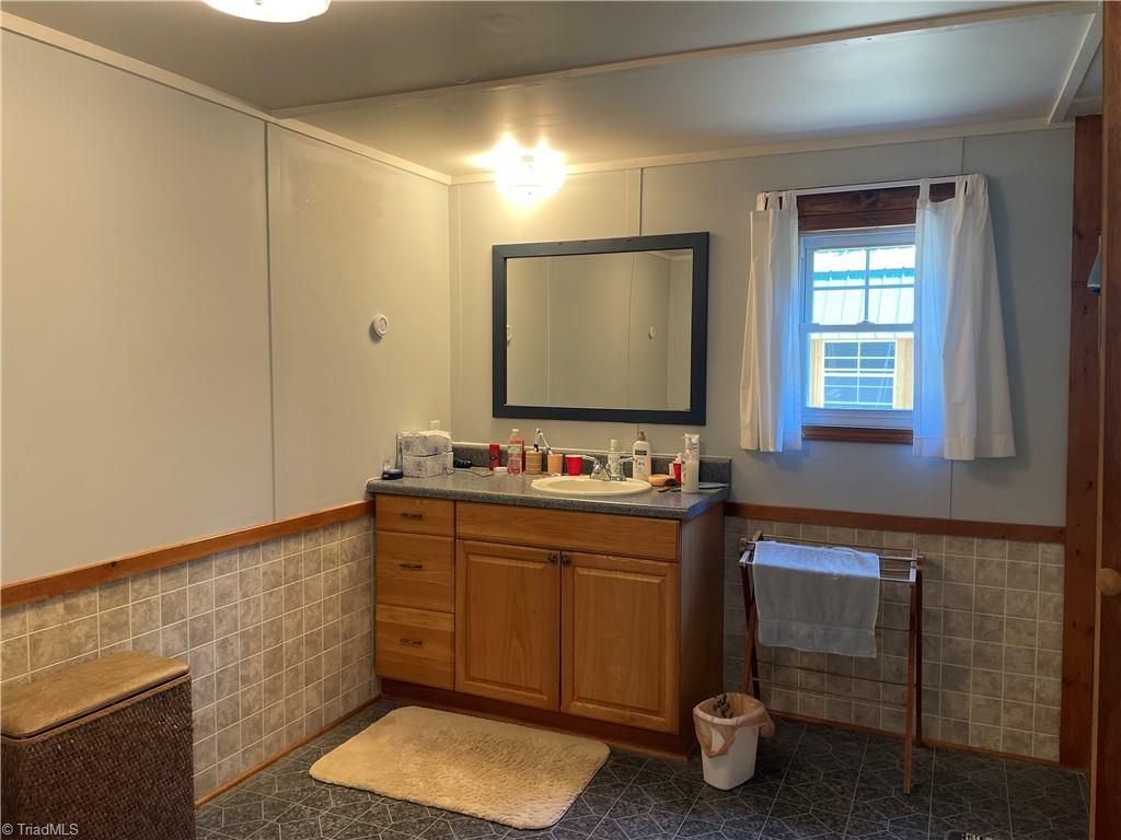 1336 Lackey Mountain Road Hiddenite, NC 28636 - Photo 5 of 14 over sized ensuite