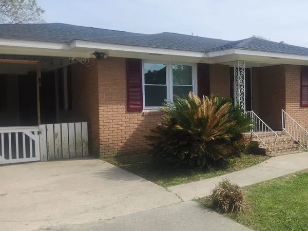 $265,000 | 102 North Hazel Avenue, Andrews, SC 29510