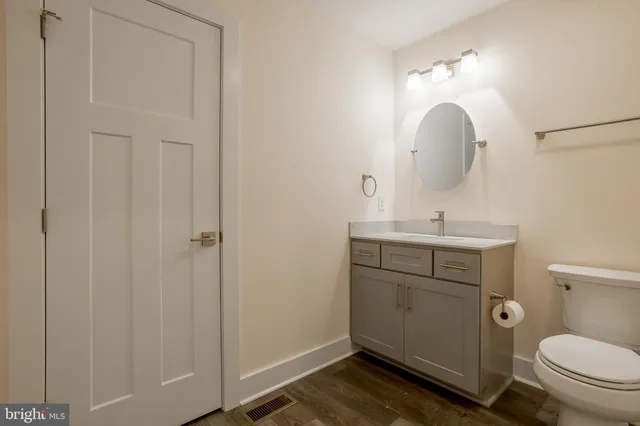 a view of empty room with windows and ceiling fan
