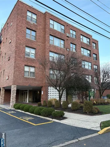 $2,400 | 275 Hoym Street, Unit 4H, Fort Lee, NJ 07024