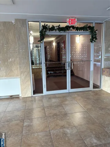 $2,400 | 275 Hoym Street, Unit 4H, Fort Lee, NJ 07024