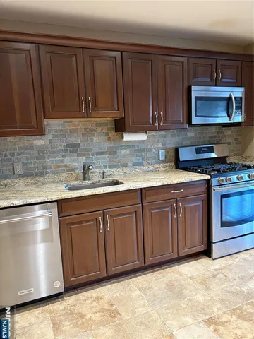 $2,400 | 275 Hoym Street, Unit 4H, Fort Lee, NJ 07024