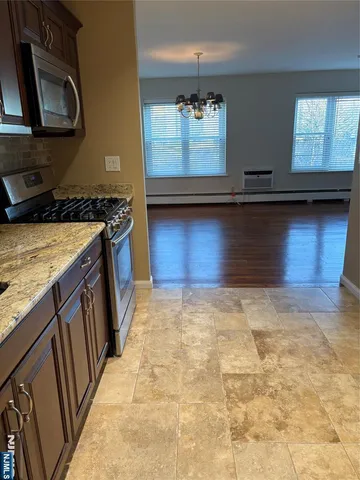 $2,400 | 275 Hoym Street, Unit 4H, Fort Lee, NJ 07024