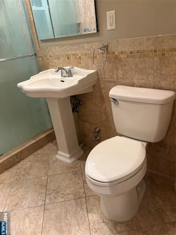 $2,400 | 275 Hoym Street, Unit 4H, Fort Lee, NJ 07024