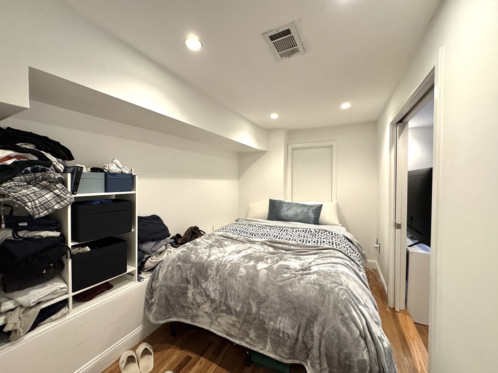 124 Beacon Street, Unit GF Boston, MA 02116 - Photo 5 of 11 a bed sitting in a room next to a window