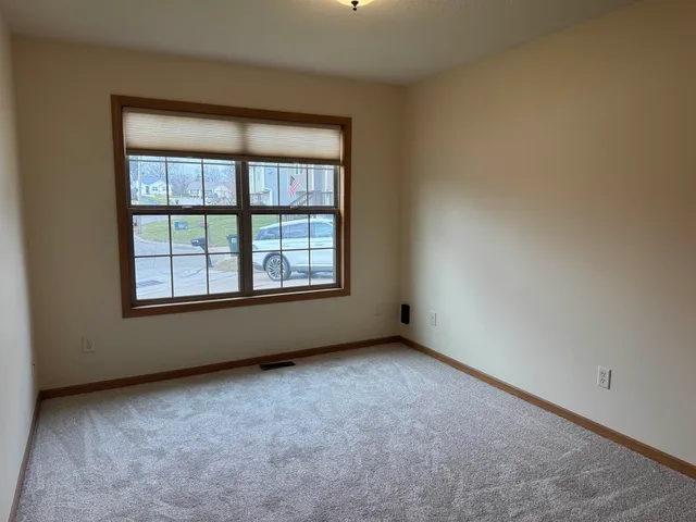 $2,450 | 3802 West 15th St Court, Ct Court, IA 52804