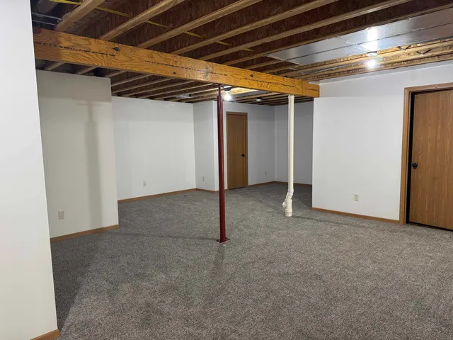 $2,450 | 3802 West 15th St Court, Ct Court, IA 52804