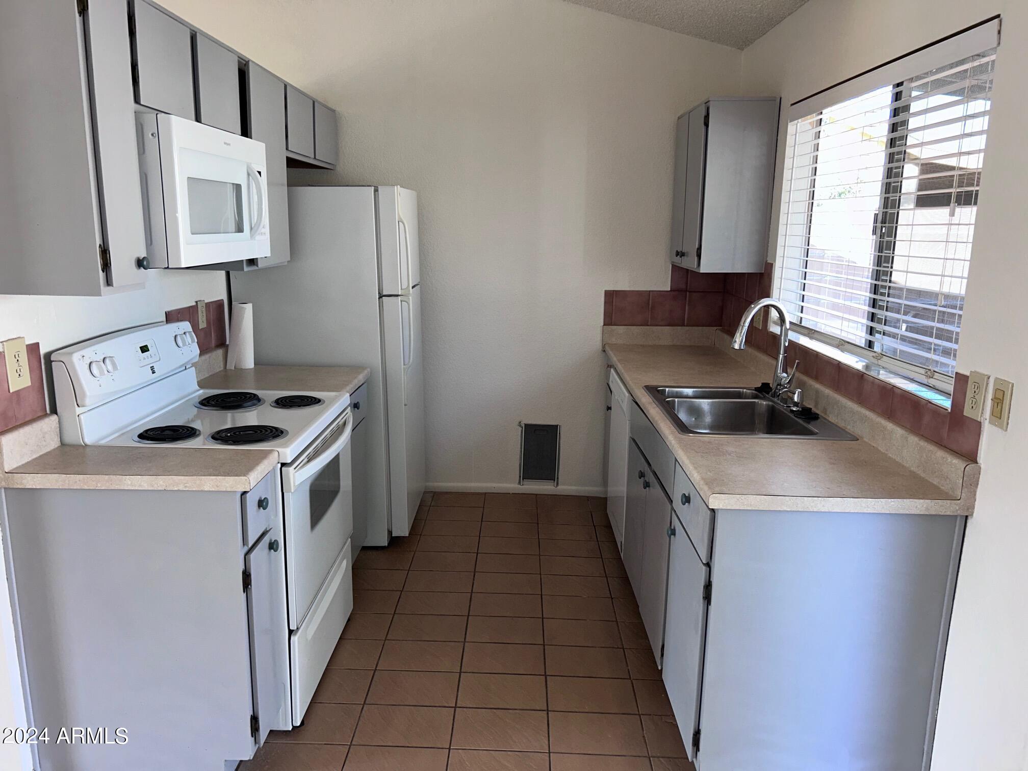 1818 East Grandview Road Phoenix, AZ 85022 - Photo 11 of 33 IMG_8879
