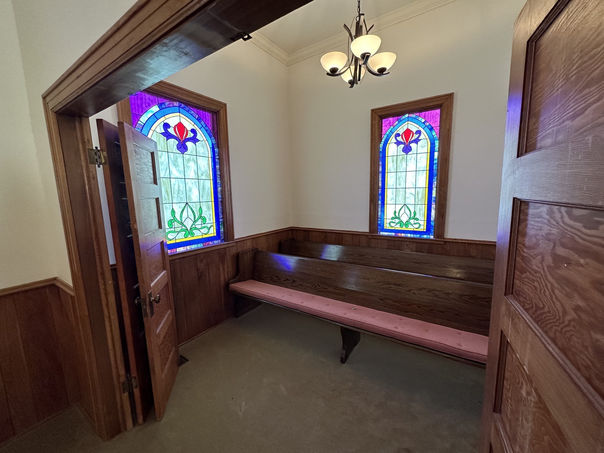 732 Lancaster Highway Lancaster, TN 38569 - Photo 22 of 36 a view of entryway with a flower pot and a window