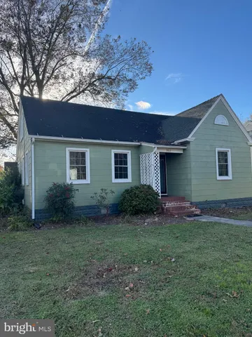 a view of back yard of the house