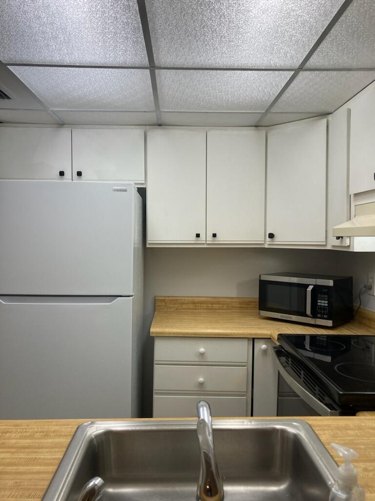 950 South Kanner Highway, Unit D25 Stuart, FL 34994 - Photo 4 of 9 kitchen